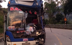 Xe khách đâm xe container, 30 khách thoát chết: Tài xế nói gì?