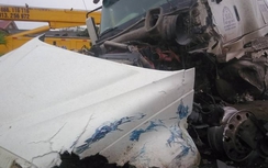 Xe container lao qua dải phân cách, húc văng xe chở công nhân Samsung