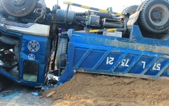 Xe ben “phơi bụng, gối đầu" lên dải phân cách QL1