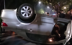 Xế hộp lật ngửa, xe máy biến dạng sau va chạm cạnh hồ Gươm