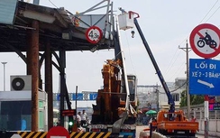 Xe đầu kéo húc sập mái che trạm thu phí cầu Đồng Nai