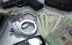 Dùng súng cướp tài sản, ép nạn nhân viết giấy vay nợ
