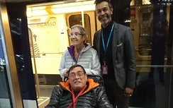 Khách Tây cảm ơn tổ bay hạ cánh khẩn, cấp cứu kịp thời