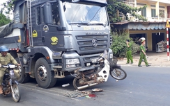 Người đàn ông chở cá va vào xe tải bị thương nặng