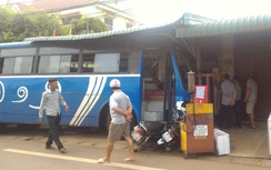 Xe chở công nhân húc quán cà phê, 2 người nhập viện