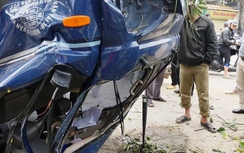 Ô tô "leo" cây, tài xế kẹt trong ca bin