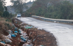 Rác thải ngập ngụa bên Quốc lộ 19 ở Gia Lai