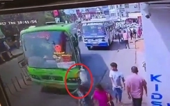 Mải xem điện thoại, chàng trai bị xe buýt hất văng lên vỉa hè