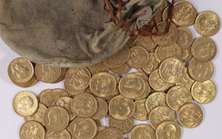 Mang piano đi sửa, phát hiện kho vàng lớn