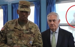 Lính Triều Tiên lấp ló ngay sau Ngoại trưởng Mỹ