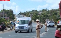 Xe chở học sinh tông xe tải: Tập trung toàn lực cứu người