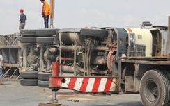 Xe container lật dưới dốc cầu Phú Hữu