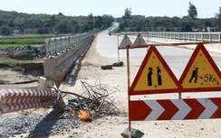 Dân nơm nớp lo sợ đi trên cầu 20 tỷ bị sụp lún