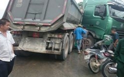 Nghệ An: Xe "hổ vồ" đâm đuôi xe khách, QL1A ùn tắc hàng km