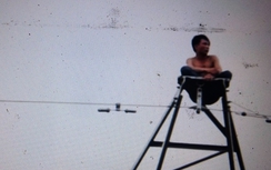 Thanh niên ngồi trên cột điện cao 50m suốt nửa ngày đòi tự tử