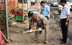 Lấn chiếm vỉa hè, dùng bút bi đâm mặt cán bộ