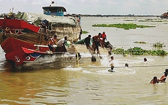 Chìm ghe chở 90 tấn xi măng trên sông Cổ Chiên