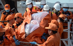 Đưa thi thể 7 thuyền viên tàu Hải Thành về đất liền