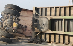 TP.HCM: Lại lật xe container ở "khúc cua tử thần"