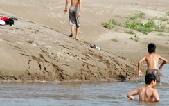 Đuổi bắt vịt trời, hai học sinh rơi xuống đập nước tử vong
