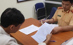 Tài xế chạy ngược chiều đại lộ Thăng Long bị tước GPLX 2 tháng