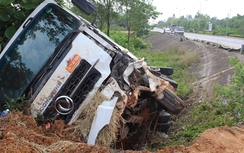 Xe tải chở dưa hấu đâm gục tường hộ lan, lật nhào bên QL1