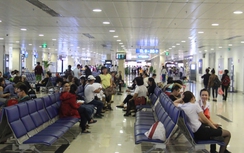 Thang cuốn Tân Sơn Nhất cứa gần đứt cổ tay bé 17 tháng