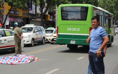 Bất cẩn ngồi sau xe ôm, bị xe buýt cán tử vong