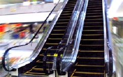 Phẫu thuật thành công bé bị thang cuốn Tân Sơn Nhất cứa đứt tay