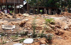 Xé lòng bé trai 9 tuổi bị máy xúc đè chết khi lùi