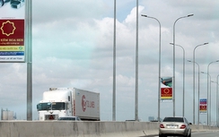 Biển quảng cáo nguy hiểm trên cao tốc bị yêu cầu tháo dỡ