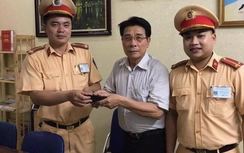 CSGT Hà Nội trả lại hơn 1.000 USD cho người đánh rơi