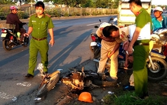 Phát hiện hai thanh niên nằm bất động trên QL1