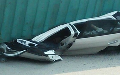 Xe container lật ngang đè kín ô tô con, hiện chưa rõ thương vong