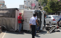 TP.HCM: Né hai thanh niên, xe tải lật ngang đường