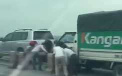 Hàng loạt tài xế ô tô dỡ barie trên cầu Thanh Trì, né CSGT