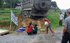 Ông tử vong, 3 cháu nguy kịch trên đường đi học về