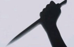 Trong lúc cự cãi, chồng ném dao đoạt mạng vợ