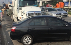 TP.HCM: Container húc “xế hộp” xoay ngang, nữ tài xế hoảng loạn