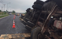 Xe chở chục tấn cà phê lật "chổng vó" trên cao tốc Long Thành