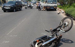 TP.HCM: Ôtô vượt barie rào chắn húc xe máy bay gần 100 mét