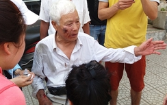 Xe tải đè bẹp xe máy, cụ ông may mắn thoát chết