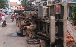 Xe tải chở gạch lật giữa đường, đè bẹp 5 xe máy