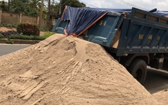 TTGT dừng xe, xe tải đổ vội cát giữa đường rồi bỏ trốn