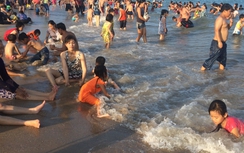 Người dân Phan Thiết tắm biển “giải nhiệt” ngày 1/5