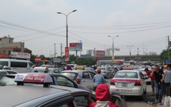 Taxi, xe ôm náo loạn bắt khách sau nghỉ lễ