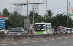 Xe xếp hàng hơn 1km chờ qua trạm thu phí cao tốc Trung Lương