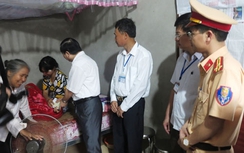 Taxi đấu đầu xe máy, ba bố con tử nạn