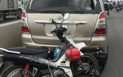 TP.HCM: Chạy vào làn xe hai bánh, ô tô bị xe máy đâm