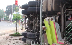 Xe đầu kéo chở Alumin lật, đè sập 3 căn nhà trong đêm